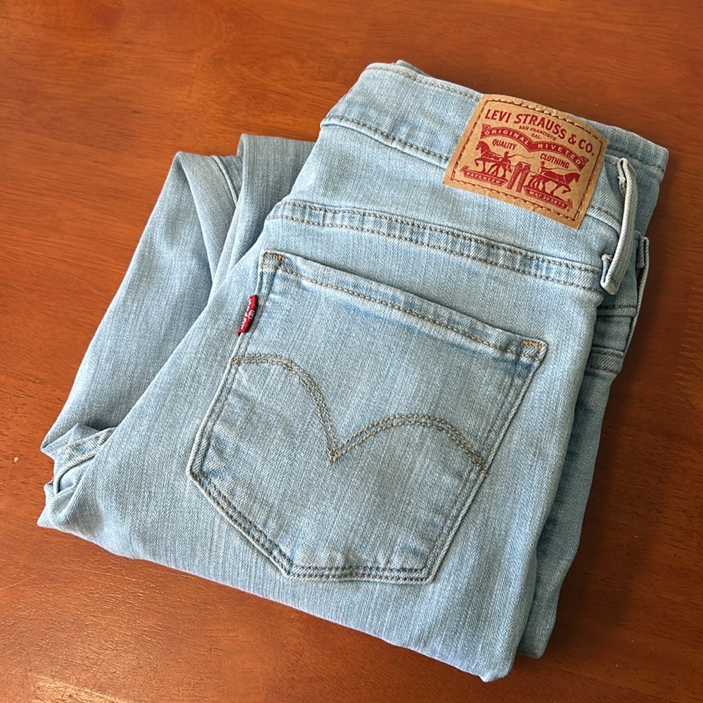 Women’s Levi jeans size 26 shaping straight legged brand new with tags (26x30)